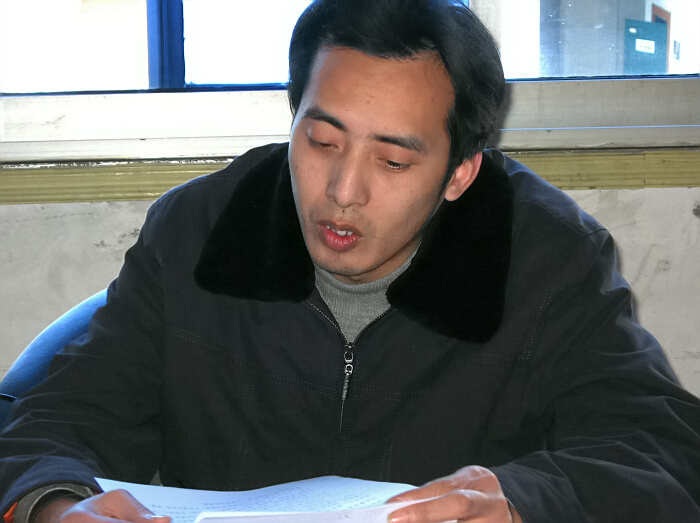 陈华利副台长宣读“气象台开展准确及时优质服务活动通知”